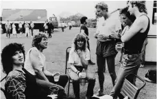  ??  ?? THE SONG REMAINS THE SAME: ROBERT PLANT VISITS HEART AFTER THEIR SET IN MILTON KEYNES IN THE 80S. FROM LEFT: ANN WILSON, ROBERT PLANT, NANCY WILSON, MARK ANDES, DENNY CARMASSI, HOWARD LEESE.