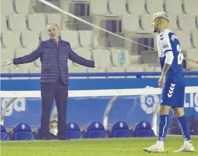  ?? JAVI FERRANDIZ ?? JIM protesta una acción desde la banda, durante el partido contra el Sabadell.