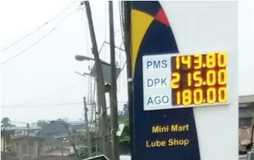  ?? Photo: Benedict Uwalaka ?? A filling station displays new fuel price at Mafoluku in Lagos yesterday