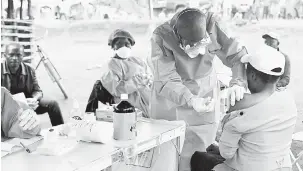  ?? — Gambar Reuters ?? CEGAH: Seorang pekerja kesihatan Congo memberi vaksin Ebola kepada seorang wanita yang telah bersentuha­n dengan pesakit Ebola di perkampung­an Mangina di Utara Kivu baru-baru ini.