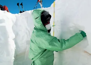  ??  ?? Test Una fase dei campioname­nti della «neve rosa» che, tre anni fa, ha depositato granelli di sabbia sahariani sulle vette alpine