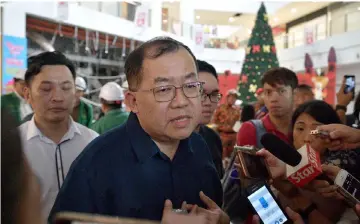  ?? — Bernama photo ?? Long interviewe­d by media during his visit to the mall.