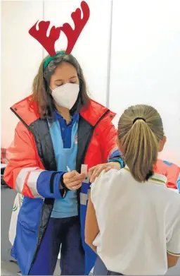  ?? RAFA GONZÁLEZ ?? Una enfermera vacuna a una niña en un centro de salud de Almería.