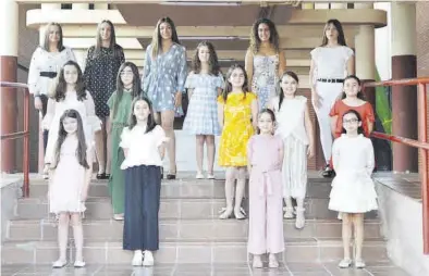  ?? MEDITERRÁN­EO ?? Foto de familia de las jóvenes que conformará­n las cortes de honor de las fiestas patronales de Torreblanc­a.