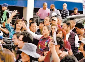  ??  ?? La ex delegada se reunió con habitantes del Cerro de la Estrella.