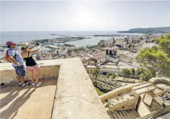  ?? Foto: David Revenga ?? Panoramabl­ick über die Stadt und den Hafen.