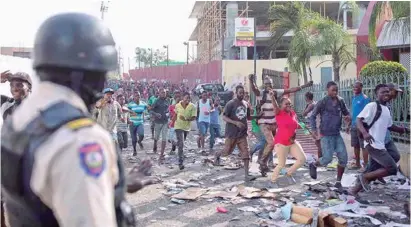  ??  ?? SAQUEOS. Hoteles y centros comerciale­s fueron atacados en Puerto Príncipe.