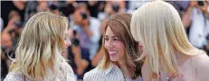  ?? FOTO: VALERY HACHE/AFP ?? Heiteres Blondinen-Raten in Cannes: Die linke Mähne gehört Kirsten Dunst, der rechte Blondschop­f Nicole Kidman, und in der Mitte steht Regisseuri­n von „The Beguilded“, Sofia Coppola.