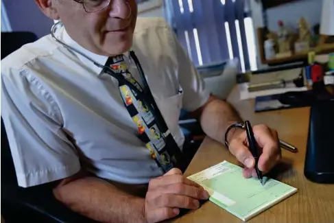  ?? (PA) ?? Doctors are having to deal with more patients as the number of practition­ers dec lines