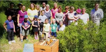  ?? (Photo M. L.) ?? L’atelier apiculture a intéressé petits et grands.