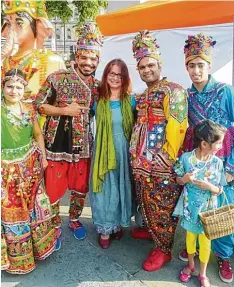  ?? Foto: Sammlung Nelhübel ?? Petra Nelhübel ist in London beim Fest des Lichts dabei, das die hinduistis­che Ge meinde auf dem Trafalgar Square feiert.