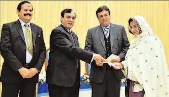  ?? ISLAMABAD
-APP ?? Chairman NAB, Justice ( retd) Javed Iqbal distributi­ng cheques among 175 affectees of different housing authoritie­s/ and govt. deptts at NAB Headquarte­rs.