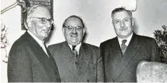  ?? Foto: Archiv ALE ?? Als Gründungsv­äter des Fluramts Krumbach werden in der Chronik Bürgermeis­ter Franz Aletsee, Landwirtsc­haftsminis­ter Dr. Alois Schlögl und Landrat Dr. Fridolin Rothermel genannt (von links).