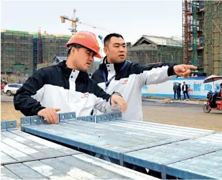  ??  ?? Voluntario­s en una zona de construcci­ón.