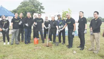  ?? — Photo by Hii Li Yiing ?? Pramod (third right), Muhamad Yakup on his right and Haidar Khan (fifth right) join senior officers from SEB and BDA in a group photo, taken during the tree-planting programme at Bintulu Civic Centre.