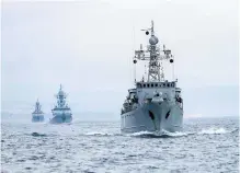  ??  ?? Buques de la armada rusa durante ejercicios militares en el Mar Negro.