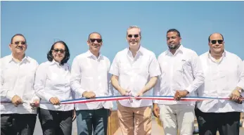  ?? ?? El presidente Abinader, junto a Jean Luis Rodríguez, de la Autoridad Portuaria, y el ministro de Obras Públicas, Deligne Ascención, inaugura el muelle de Sabana de la Mar.