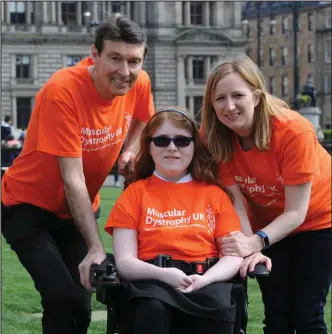  ??  ?? Nicola Johnston with her mum Diane and former Rangers star Gordon Smith