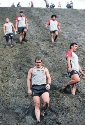  ?? Photo: Getty Images ?? Nathan Friend, front, during Warriors training.