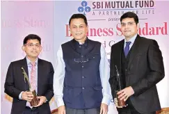  ?? PHOTO: KAMLESH PEDNEKAR ?? C B Bhave ( centre), former Sebi chairman and chief guest at the Business Standard Fund Café, with DSP BlackRock’s Vinit Sambre ( left), and UTI Mutual Fund’s Ritesh Nambiar — Business Standard Fund Managers of the Year, equity and debt, respective­ly
