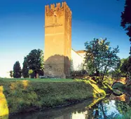  ??  ?? Fascino Il castello di Arquà Polesine aperto al pubblico