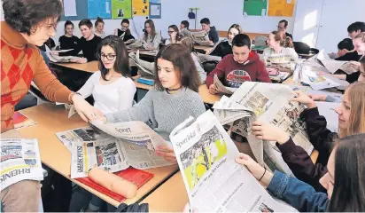  ?? FOTO: UM ?? Für RP-Redakteuri­n Ludmilla Hauser drehte sich der Spieß gestern einmal um: Die Achtklässl­er löcherten sie mit Fragen, ließen sich aber auch den Aufbau der Zeitung näher erläutern.