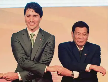  ?? EPA PIC ?? Canadian Prime Minister Justin Trudeau (left) and Philippine President Rodrigo Duterte at the AseanCanad­a 40th anniversar­y commemorat­ive summit in Manila yesterday.