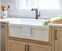  ??  ?? NEW CLASSIC. While not original, this farmhouse sink from Whitehaus Collection is reminiscen­t of a classic, vintage farmhouse sink.