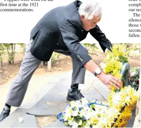  ??  ?? Rob van Straaten lays a wreathe on behalf of the Mbonambi MOTH Shellhole