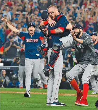  ??  ?? El clásico abrazo en el montículo entre catcher (Christian Vázquez) y pitcher (Chris Sale) no se hizo esperar