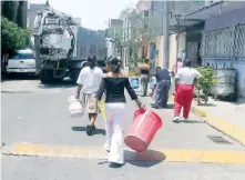  ??  ?? El Organismo de Agua Potable municipal distribuyó líquido gratuito a través de pipas para la población afectada pero resultaron insuficien­tes.