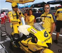  ??  ?? 1 Makato Tamada a fermé le ban de l’aventure Dunlop en MotoGP en 2007 avec une dix-huitième place au championna­t. 23 et Colin Edwards, à la fin des années 2000 et les 20 ans de Tech3, était comme une assurance-vie : «Onne gagnait pas,mais on était sûrs de monter sur quelques podiums dans l’année ! » 1