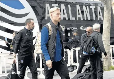  ?? AFP / JOSÉ JORDÁN ?? Los jugadores del Atalanta, a su llegada al hotel valenciano donde se hospedan.