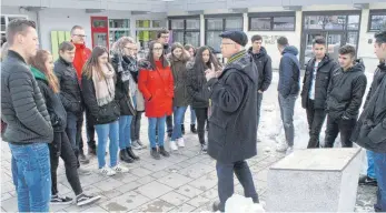  ?? FOTO: FRANZ DREHER ?? Geschichts­unterricht direkt vor Ort: Wolfgang Schmid mit seinen Berufsschü­lern.