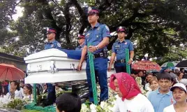  ?? —ARMANDGALA­NG ?? LAST RESPECTS Residents of General Tinio town in Nueva Ecija province came to pay their last respects to Mayor Ferdinand Bote on Tuesday, exactly a week after he was slain by gunmen in Cabanatuan City.