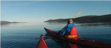  ?? FALKLANDS OUTDOORS ?? Sea kayaking near Stanley. / Kayak de mar cerca de Stanley.