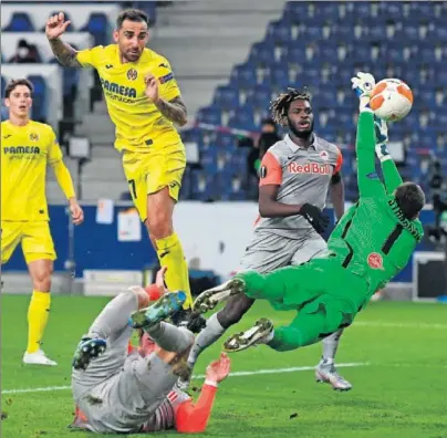  ??  ?? Paco Alcácer marcó de cabeza el primer gol del Villarreal ante el Salzburgo en el Red Bull Arena.