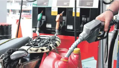  ?? FOTO: EL HERALDO ?? Los hondureños pagan 35 lempiras en impuestos al Estado por cada galón de gasolina superior, que se acerca a la barrera de los 100 lempiras.