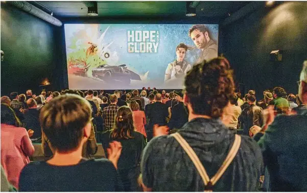  ?? Fotos: Oliver Vogel ?? Tosender Applaus bei der Premiere von „Hope and Glory“.