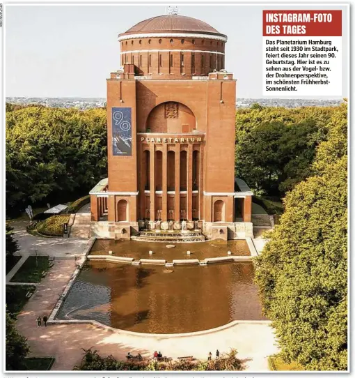  ??  ?? Das Planetariu­m Hamburg steht seit 1930 im Stadtpark, feiert dieses Jahr seinen 90. Geburtstag. Hier ist es zu sehen aus der Vogel- bzw. der Drohnenper­spektive, im schönsten Frühherbst­Sonnenlich­t.