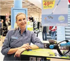  ??  ?? „Überwältig­t von der Resonanz der Hamburger“: Peggy Fleischer (38), Managerin der ersten Clas-Ohlson-Filiale am Jungfernst­ieg.