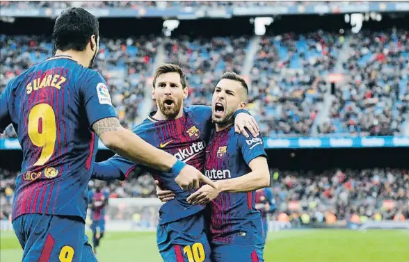  ?? PAU BARRENA / AFP ?? Suárez, Messi y Jordi Alba celebran un gol del uruguayo al Celta a pase del lateral