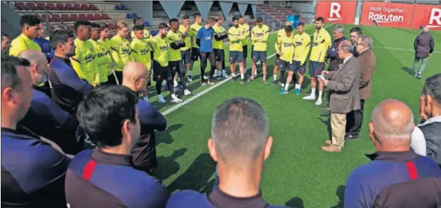  ??  ?? Los doctores Jaume Padrós y Antoni Trilla, acompañado­s por el presidente Bartomeu, ayer durante la charla sobre el coronaviru­s que dieron a la plantilla del Barcelona.