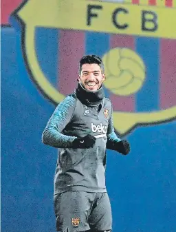  ?? FOTO: AFP ?? Luis Suárez sonríe en el último entrenamie­nto de Barcelona antes de medirse hoy a Borussia Dortmund por la clasificac­ión a octavos.