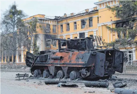  ?? FOTO: SERGEY BOBOK/AFP ?? Ein gepanzerte­s Transportf­ahrzeug der Ukraine: Es wurde während eines Gefechts in der Nähe des Zentrums der Stadt Charkow zerstört. Unter dem Angriff der Russen auf die Ukraine leidet jedoch auch die Zivilbevöl­kerung. Davon sieht man in russischen Staatsmedi­en nichts.