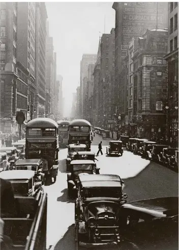  ?? FOTO: DPA/PICTURE-ALLIANCE ?? Die Fifth Avenue in New York in den 1930ern. Damals lebten auch viele Nazis in der US-Metropole.