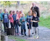  ?? RP-FOTO: ACHIM BLAZY ?? Bei den Waldjugend­spielen mussten Tannenzapf­en auf dem Stock balanciert werden. An anderen Stationen waren Kenntnisse über Baumarten gefragt.