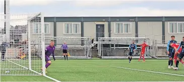  ?? ?? agonising Robert Thomson heads an effort off the inside of the post. Photo by Graham Hamilton