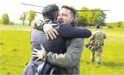  ?? Reuters ?? Rishi Sunak abraça Volodímir Zelenski, ahir a l’arribar a Aylesbury (Gran Bretanya).