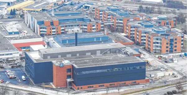  ?? FOTO:ZF/FELIX KÄSTLE ?? Rund 70 Millionen Euro hat die ZF in das neue Prüfzentru­m investiert, das beim Forschungs- und Entwicklun­gszentrum (FEZ) angesiedel­t ist.